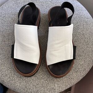 Bueno Alina’s platform Sandals in black and white. Size EU 38, 7.5-8 US